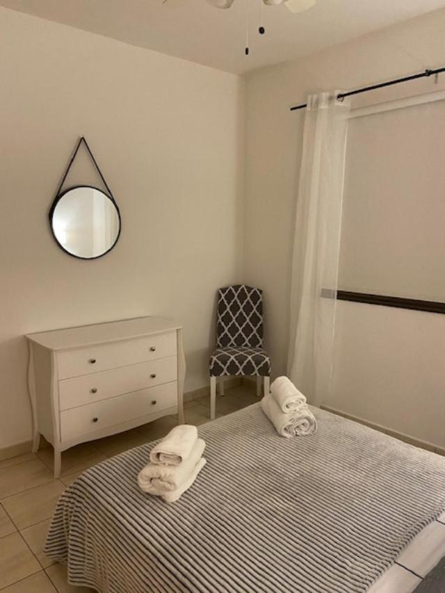 1 Bedroom Garden Flat, Sleeps 4 Пафос Екстер'єр фото